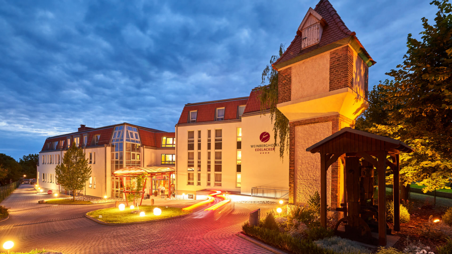 Weinberghotel-Edelacker-am-Abend