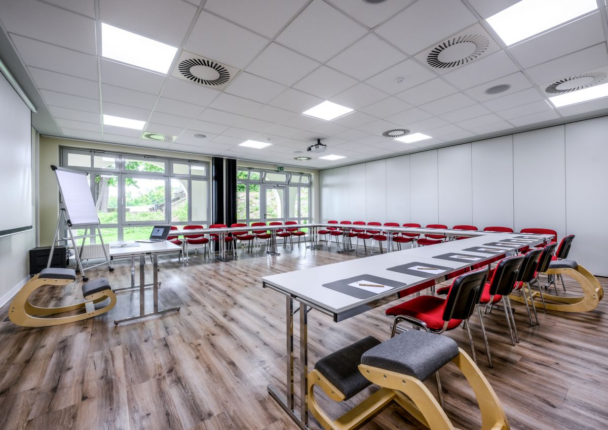 Tagungsraum U-Form mit Kniehockern